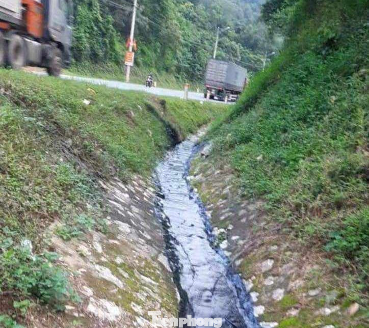 Chất đổ thải ở biên giới, gây ô nhiễm nghiêm trọng. Chất đổ thải ở biên giới, gây ô nhiễm nghiêm trọng.