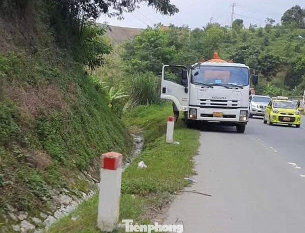 Sau khi đổ trộm, xe ô tô bỏ chạy khỏi hiện trường. Sau khi đổ trộm, xe ô tô bỏ chạy khỏi hiện trường.