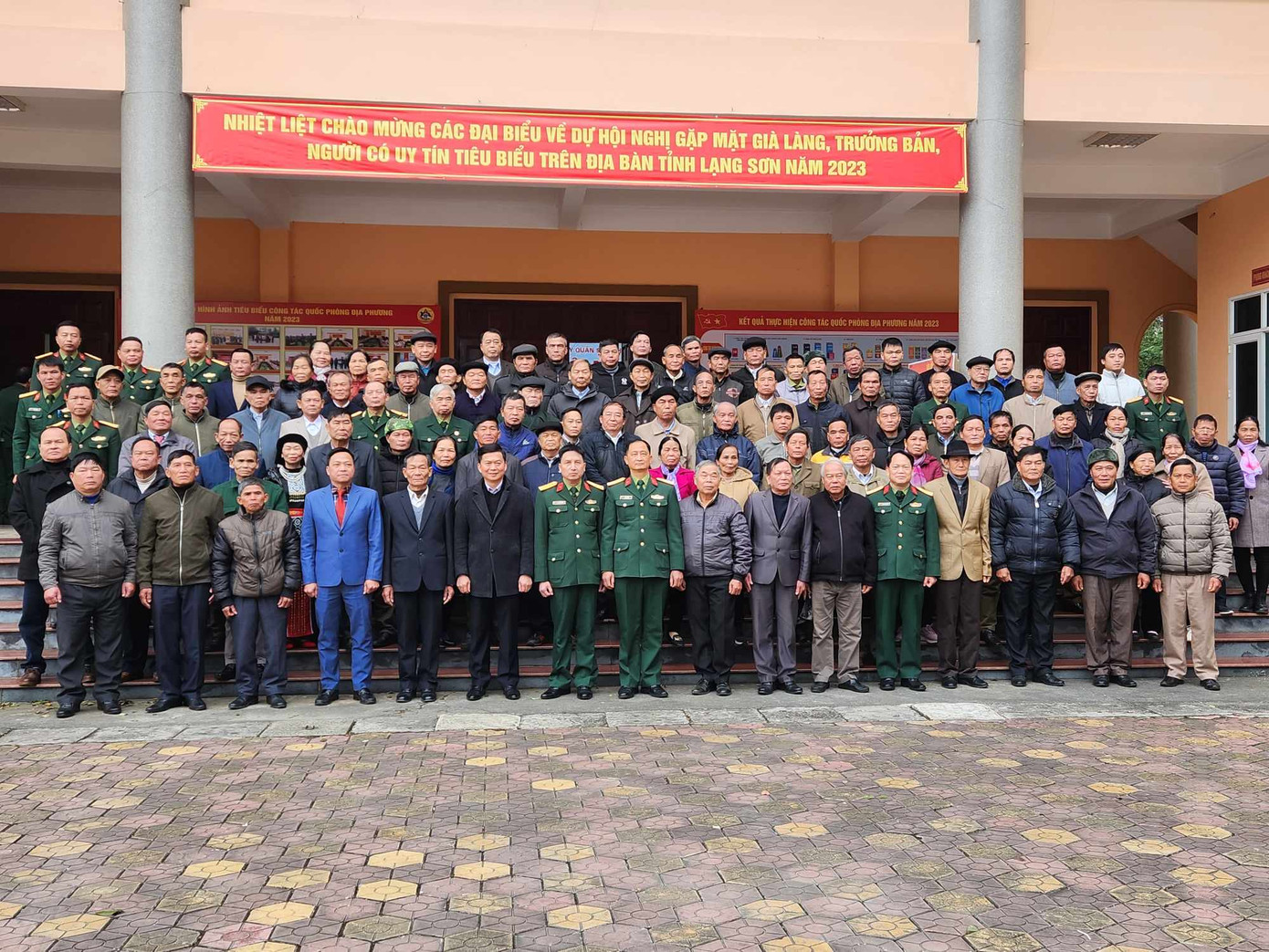 Cấp ủy, chính quyền, cơ quan và lực lượng vũ trang chụp ảnh cùng các già làng, trưởng bản. Ảnh: Duy Chiến Cấp ủy, chính quyền, cơ quan và lực lượng vũ trang chụp ảnh cùng các già làng, trưởng bản. Ảnh: Duy Chiến