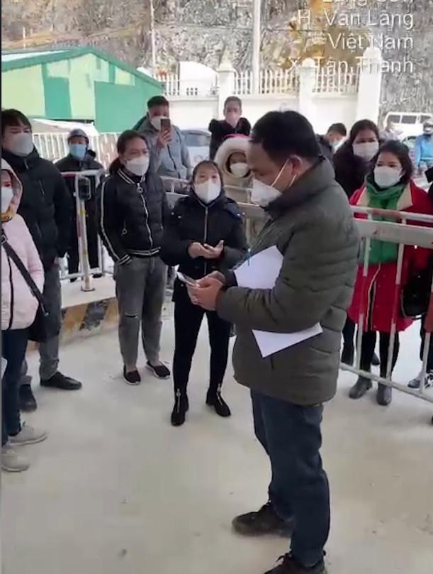 Chủ hàng, doanh nghiệp ở cửa khẩu Tân Thanh tập trung kiến nghị một số điểm về áp dụng phương thức giao hàng mới. Ảnh: Duy Chiến