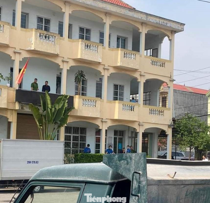 Lực lượng chức năng tại khu hành chính của trung tâm đăng kiểm 12D01. Ảnh: TL