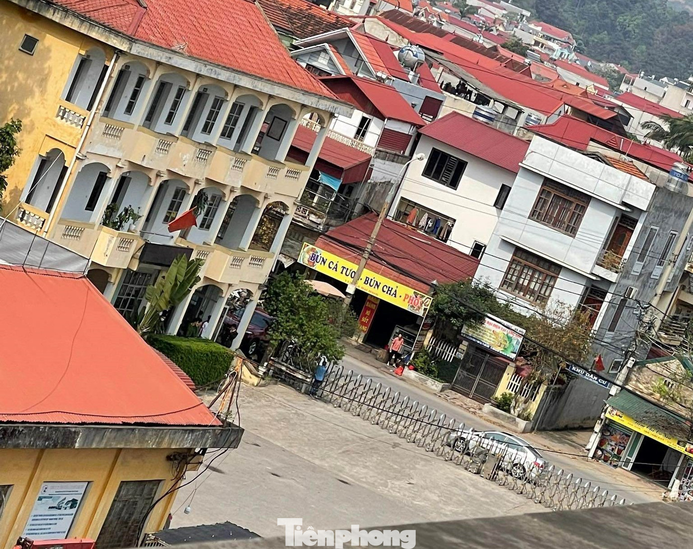 Những ngày bị cơ quan điều tra khám xét, điều tra, tại Trung tâm Đăng kiểm 1201D thường trong tình trạng "cửa đóng then cài" (Ảnh: Duy Chiến). Những ngày bị cơ quan điều tra khám xét, điều tra, tại Trung tâm Đăng kiểm 1201D thường trong tình trạng "cửa đóng then cài" (Ảnh: Duy Chiến).