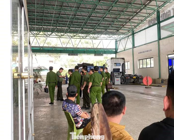 Lực lượng công an tiến hành khám xét Trung tâm Đăng kiểm Lạng Sơn .Ảnh: DC