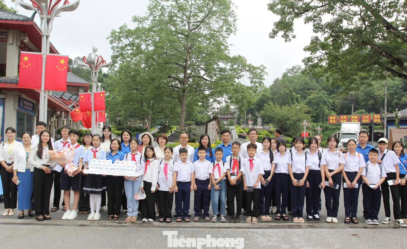 Đoàn Thiếu nhi Việt Nam tại Km số 0, cửa khẩu quốc tế Hữu Nghị nhập cảnh tham dự chương trình &quot;Núi sông liền một dải, vui vẻ lớn lên&quot;. Ảnh: Duy Chiến