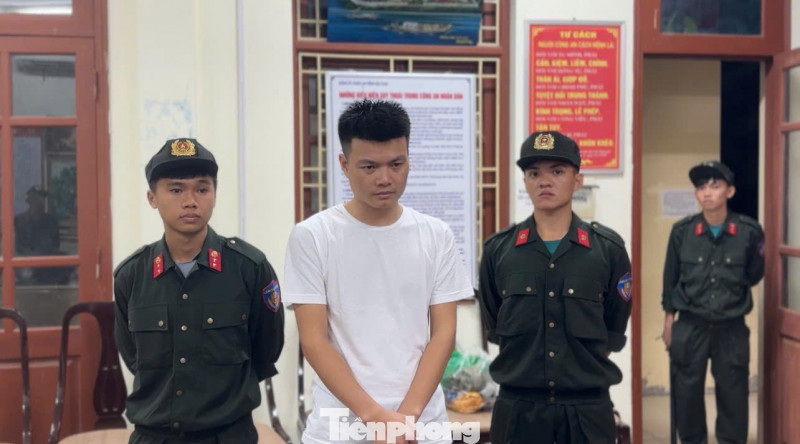 Đối tượng Nguyễn Văn Hậu (giữa) tại cơ quan công an. (ảnh: B.K)