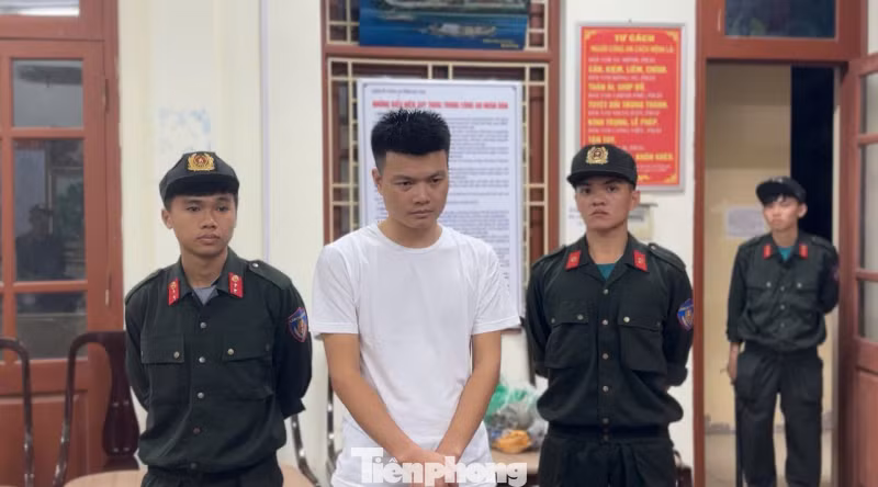 Đối tượng Nguyễn Văn Hậu (giữa) tại cơ quan công an. (ảnh: B.K)