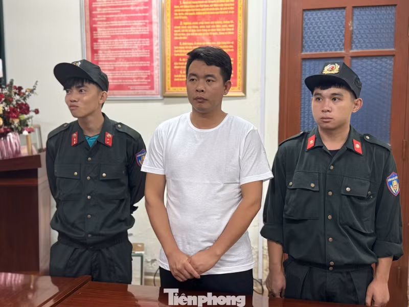 Đối tượng Nguyễn Tiến Nam (giữa)