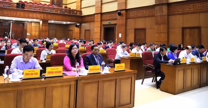 HĐND tỉnh Cao Bằng thảo luận và thông qua ban hành nghị quyết về thực hiện chính sách đất đai. HĐND tỉnh Cao Bằng thảo luận và thông qua ban hành nghị quyết về thực hiện chính sách đất đai.