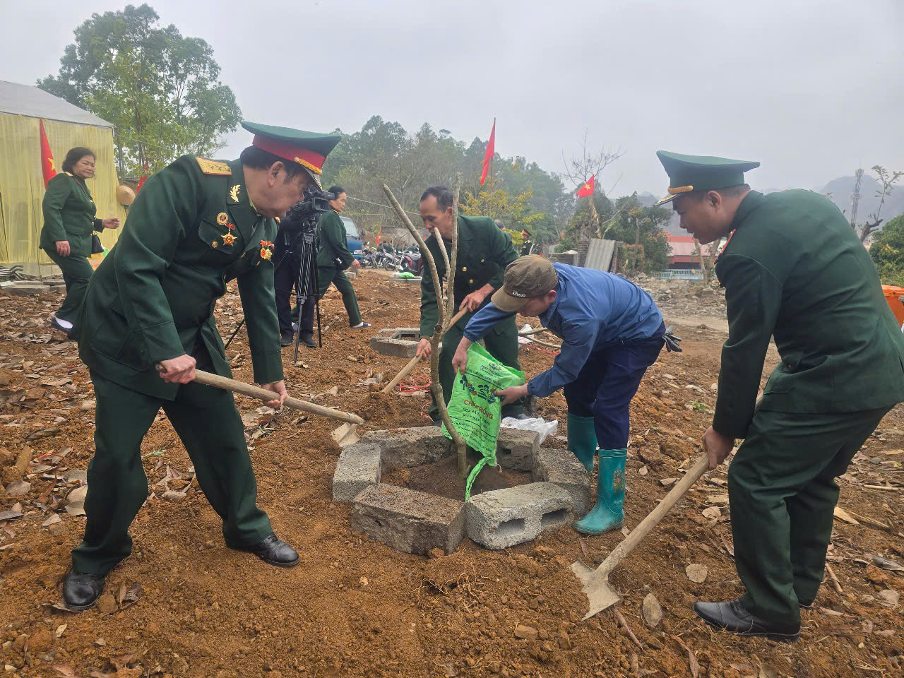 Cựu chiến binh Trung đoàn 12, Sư đoàn 3, cán bộ chiến sỹ Biên phòng Hữu Nghị (huyện Cao Lộc) và nhân dân Đồng Đăng trồng cây xanh tại chân Pháo đài Đồng Đăng. (Ảnh: Duy Chiến)