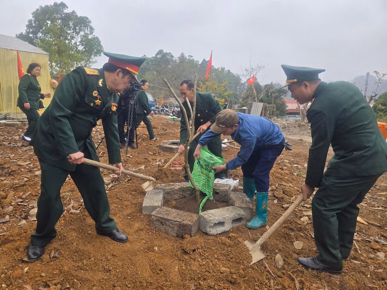 Cựu chiến binh Trung đoàn 12, Sư đoàn 3, cán bộ chiến sỹ Biên phòng Hữu Nghị (huyện Cao Lộc) và nhân dân Đồng Đăng trồng cây xanh tại chân Pháo đài Đồng Đăng. (Ảnh: Duy Chiến) Cựu chiến binh Trung đoàn 12, Sư đoàn 3, cán bộ chiến sỹ Biên phòng Hữu Nghị (huyện Cao Lộc) và nhân dân Đồng Đăng trồng cây xanh tại chân Pháo đài Đồng Đăng. (Ảnh: Duy Chiến)