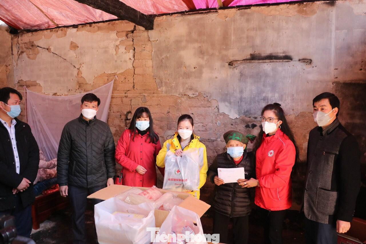 Hội Chữ Thập Đỏ các cấp và nhà hảo tâm ở tỉnh Lạng Sơn tặng quà, hỗ trợ gia đình anh Tạ sớm ổn định cuộc sống -Ảnh: TL Hội Chữ Thập Đỏ các cấp và nhà hảo tâm ở tỉnh Lạng Sơn tặng quà, hỗ trợ gia đình anh Tạ sớm ổn định cuộc sống -Ảnh: TL