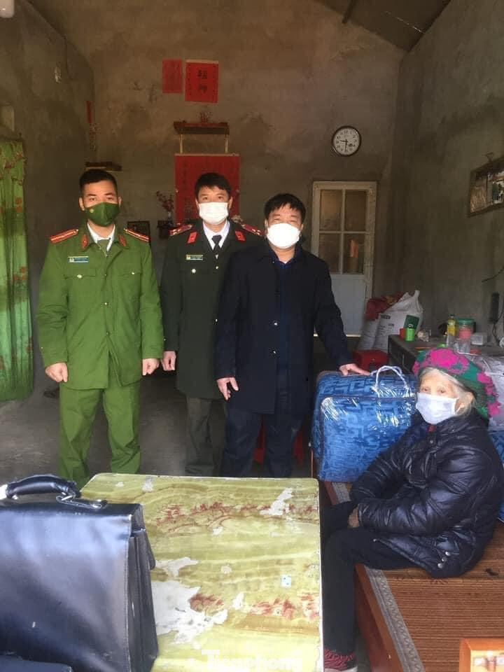 Lực lượng vũ trang huyện Văn Quan thăm hỏi, hỗ trợ những nhu yếu phẩm hàng ngày -Ảnh: TL Lực lượng vũ trang huyện Văn Quan thăm hỏi, hỗ trợ những nhu yếu phẩm hàng ngày -Ảnh: TL