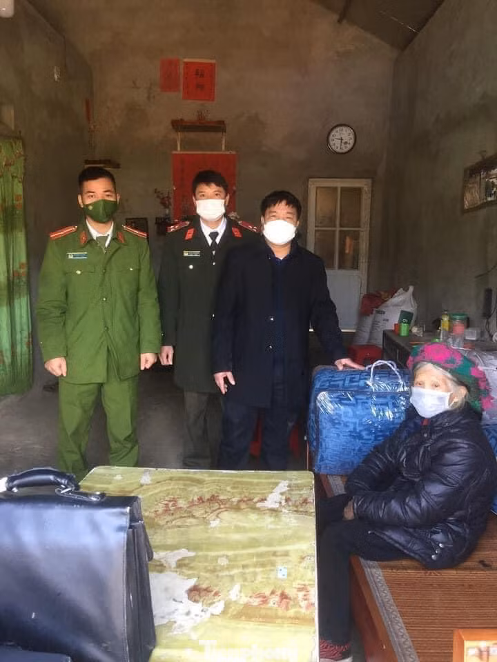 Lực lượng vũ trang huyện Văn Quan thăm hỏi, hỗ trợ những nhu yếu phẩm hàng ngày -Ảnh: TL Lực lượng vũ trang huyện Văn Quan thăm hỏi, hỗ trợ những nhu yếu phẩm hàng ngày -Ảnh: TL