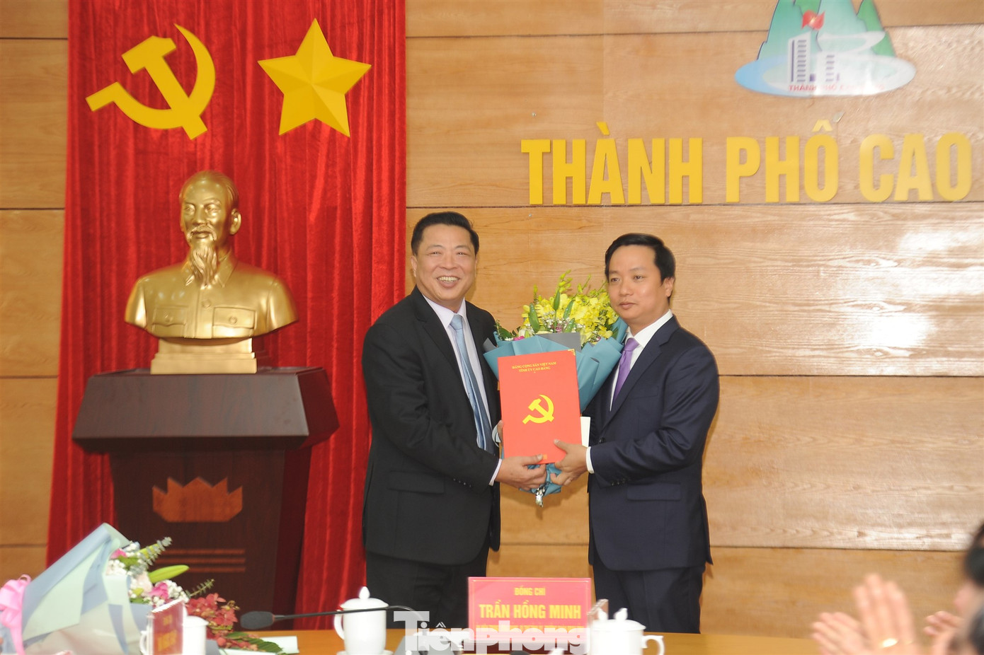 Lãnh đạo Tỉnh ủy Cao Bằng tặng hoa, chúc mừng tân Bí thư Thành ủy Cao Bằng Lê Hải Hòa. Ảnh: CB