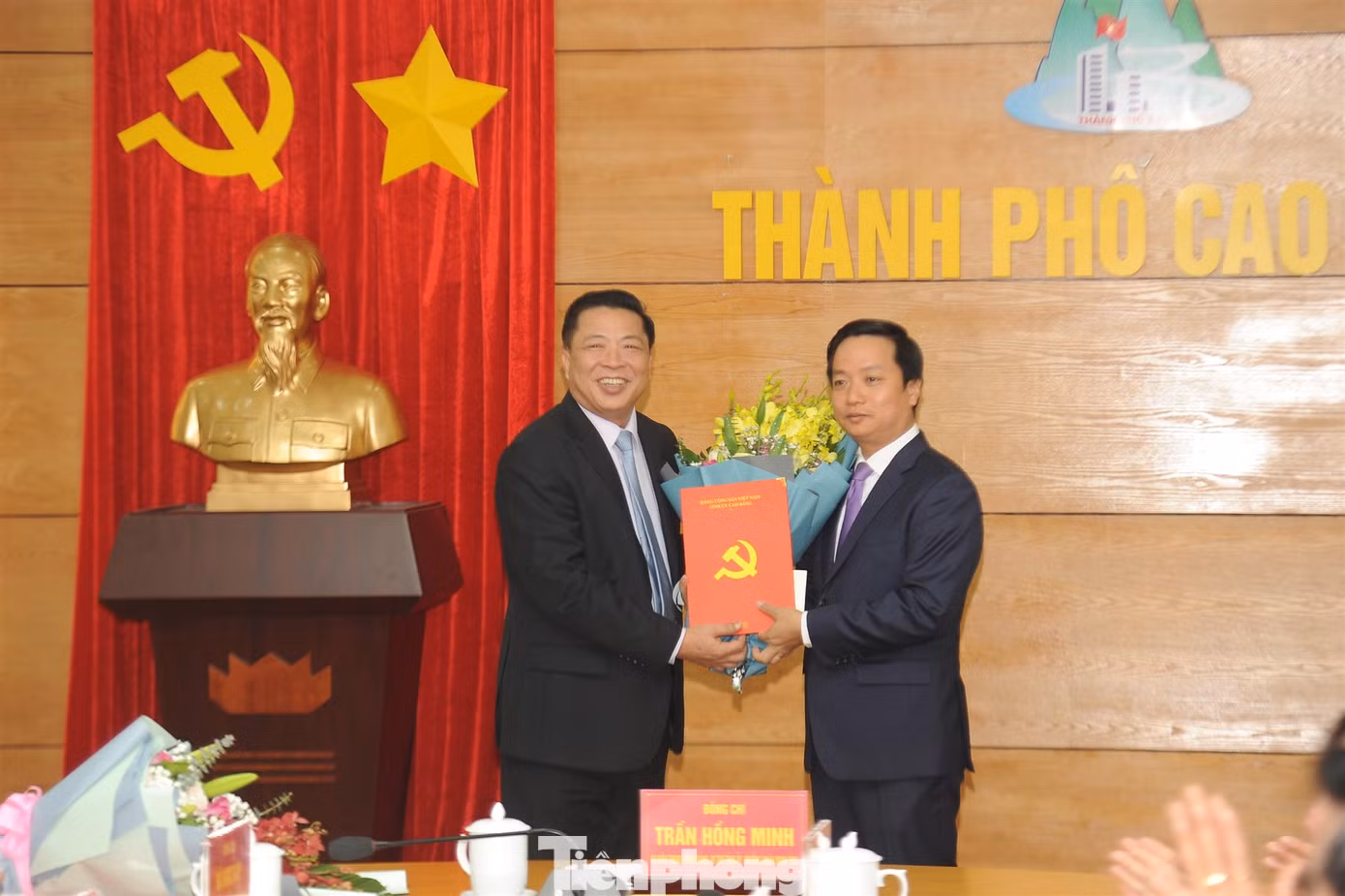 Lãnh đạo Tỉnh ủy Cao Bằng tặng hoa, chúc mừng tân Bí thư Thành ủy Cao Bằng Lê Hải Hòa. Ảnh: CB