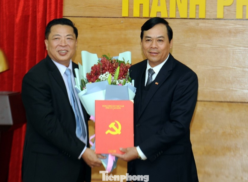 Ông Hà Ngọc Giáp (bìa phải) giữ chức vụ Trưởng ban Dân vận tỉnh ủy. Ảnh: CB