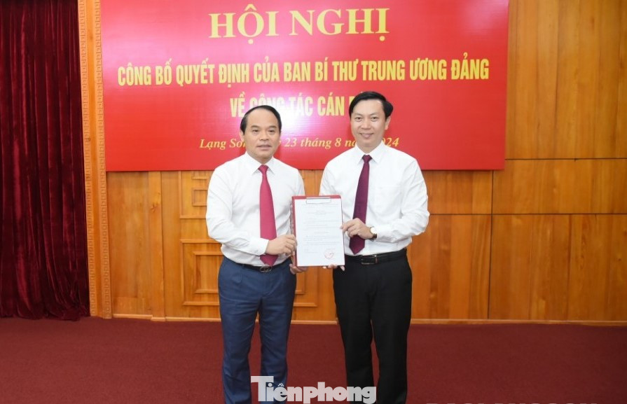Bí thư Tỉnh ủy Lạng Sơn Nguyễn Quốc Đoàn trao quyết định cho ông Nguyễn Hoàng Tùng (bìa phải) Bí thư Tỉnh ủy Lạng Sơn Nguyễn Quốc Đoàn trao quyết định cho ông Nguyễn Hoàng Tùng (bìa phải)