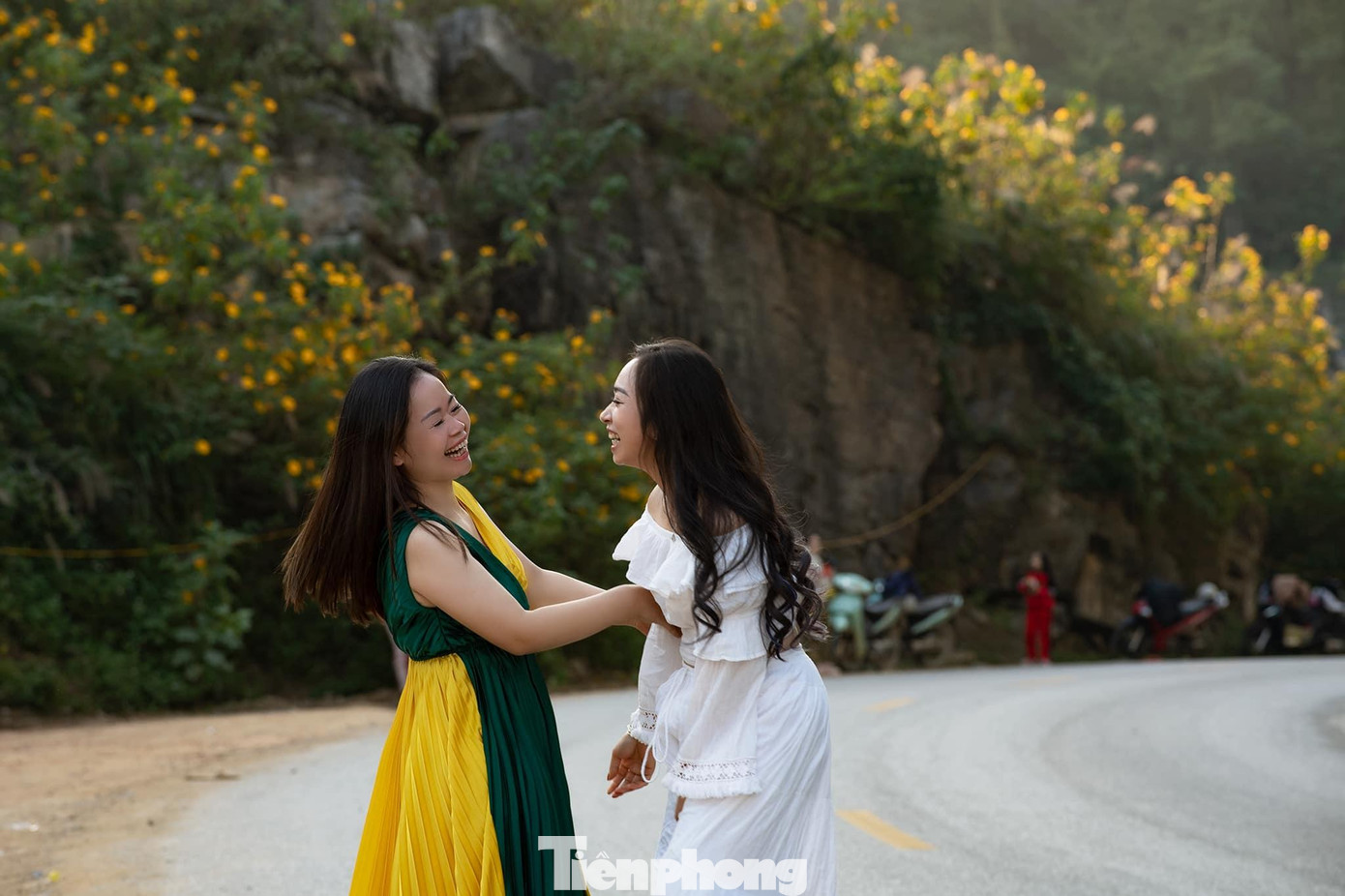 Khung cảnh ở đường quốc lộ 1A cũ khá tĩnh mịch nên du khách thường đến ngắm hoa, giao lưu, nhất là vào các ngày cuối tuần -Ảnh: Quân Hằng