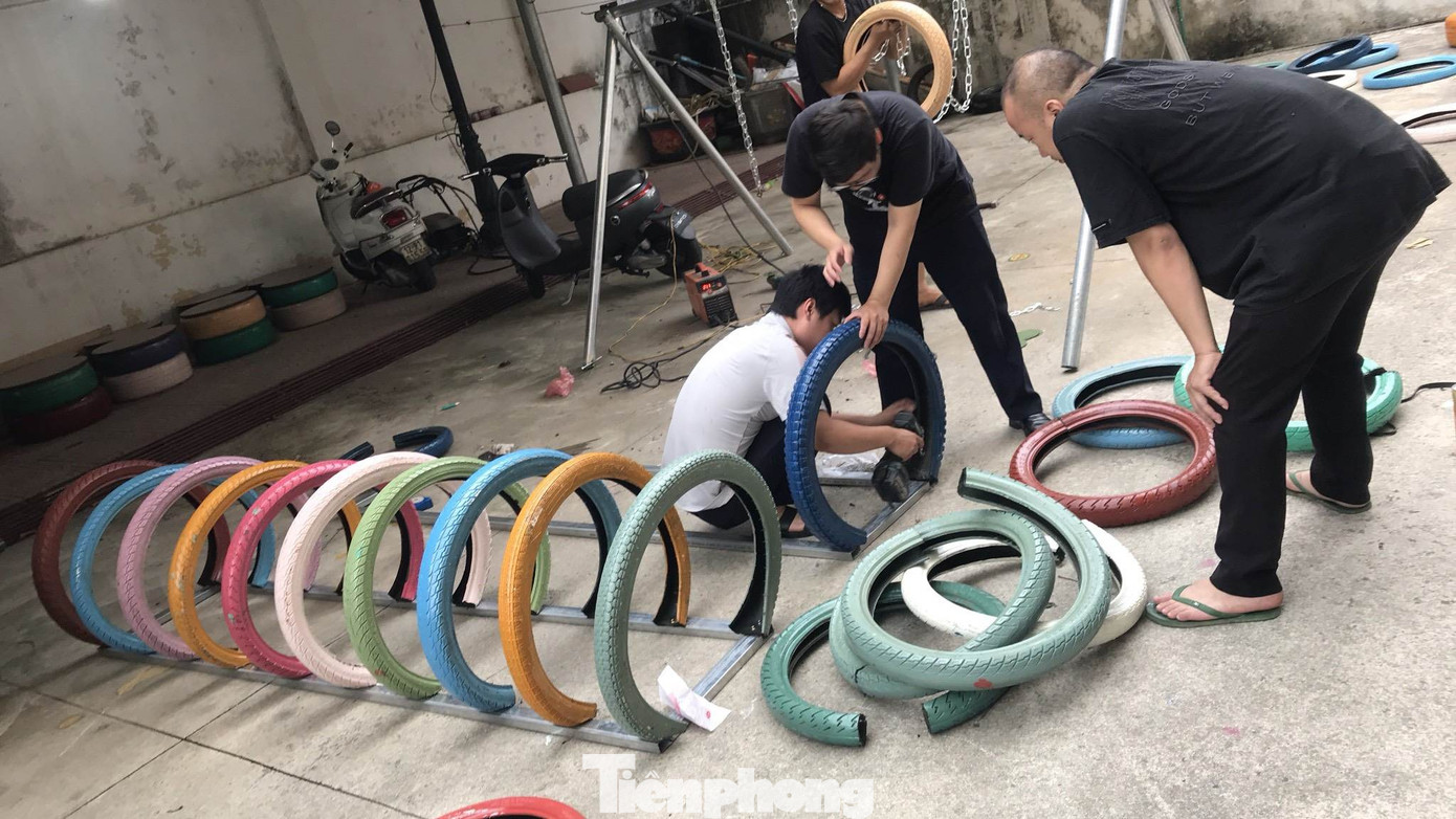 Tận dụng vật liệu tái chế làm điểm vui chơi cho thiếu nhi. Ảnh: Duy Chiến