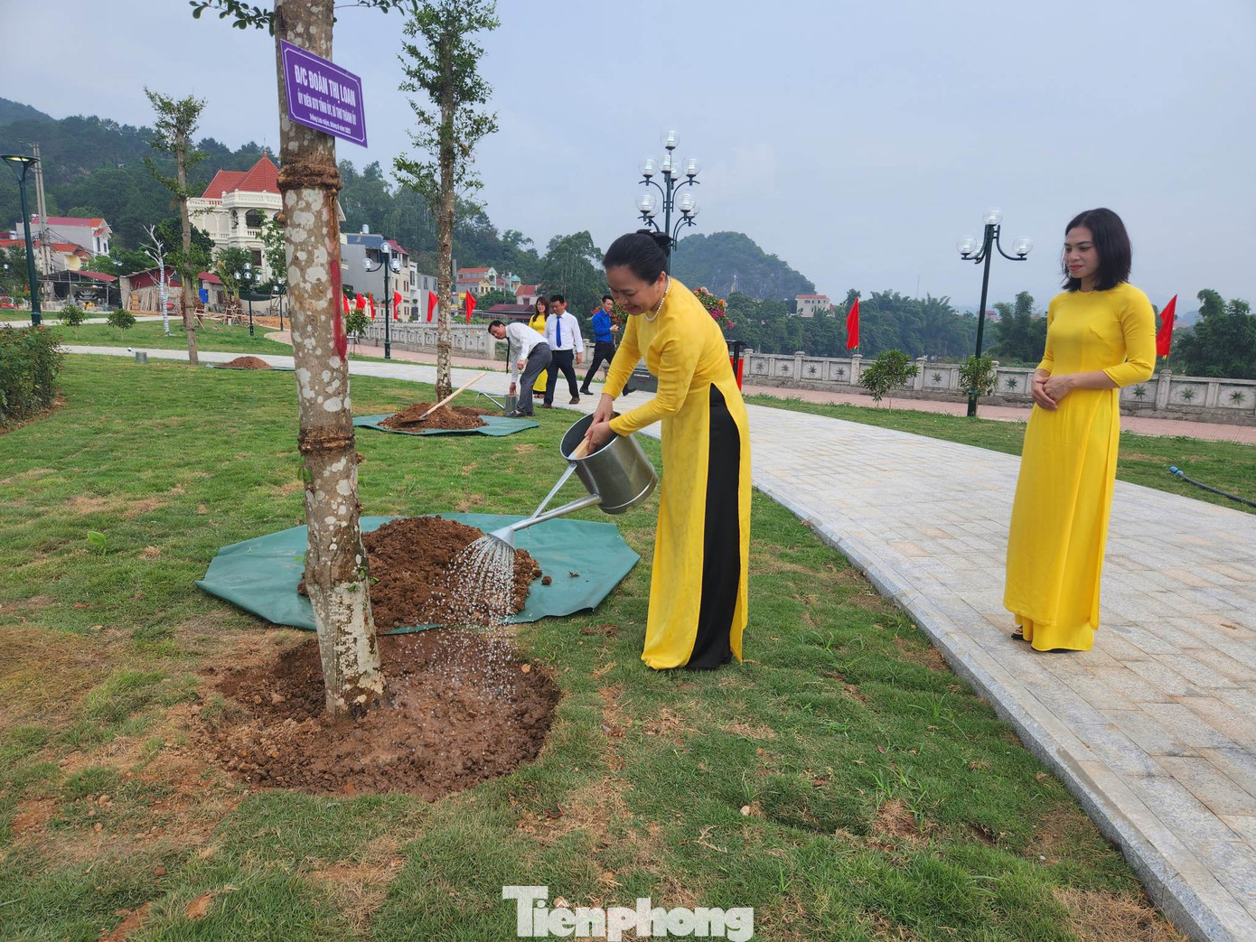 Lãnh đạo Thành ủy Lạng Sơn tham gia trồng cây xanh tại Công viên 15-6. Ảnh: Duy Chiến