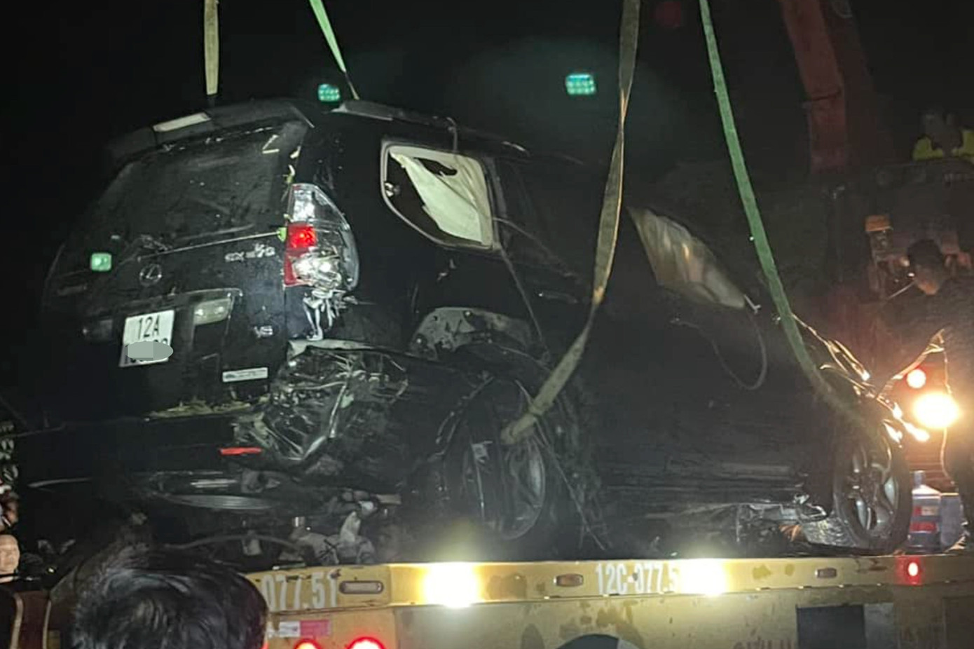 Đến 21h20 ngày 11/5 đã trục vớt được xe gặp nạn. Ảnh: TL Đến 21h20 ngày 11/5 đã trục vớt được xe gặp nạn. Ảnh: TL