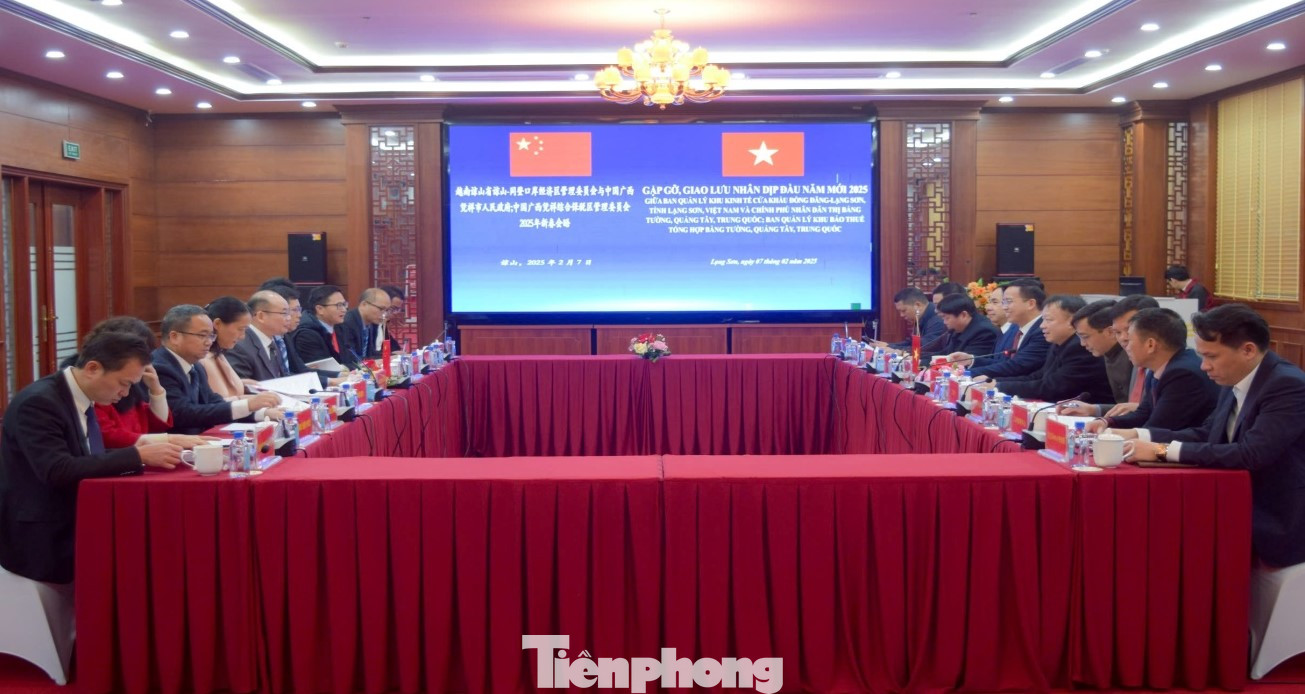 Ban Quản lý Khu kinh tế cửa khẩu Đồng Đăng- Lạng Sơn và các ngành chức năng địa phương tích cực gặp gỡ, trao đổi với đơn vị chức năng Trung Quốc đẩy nhanh tiến độ thông quan hàng hóa qua biên giới.