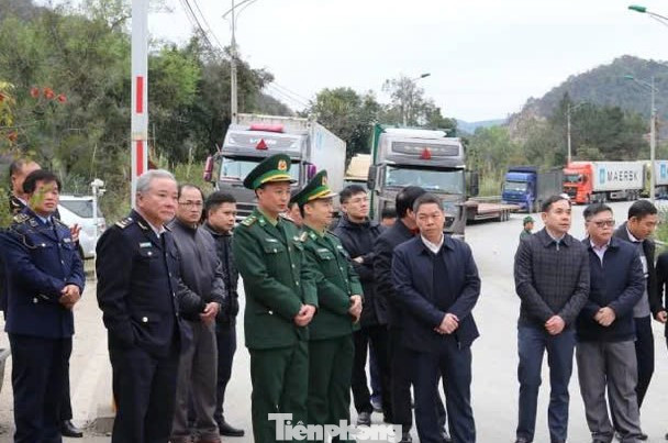 Đoàn công tác của tỉnh Lạng Sơn do ông Đoàn Thanh Sơn (giữa), Phó Chủ tịch UBND tỉnh làm trưởng đoàn thường xuyên tổ chức các chuyến đi thị sát, kịp thời chỉ đạo tháo gỡ những khó khăn, vướng mắc phát sinh.