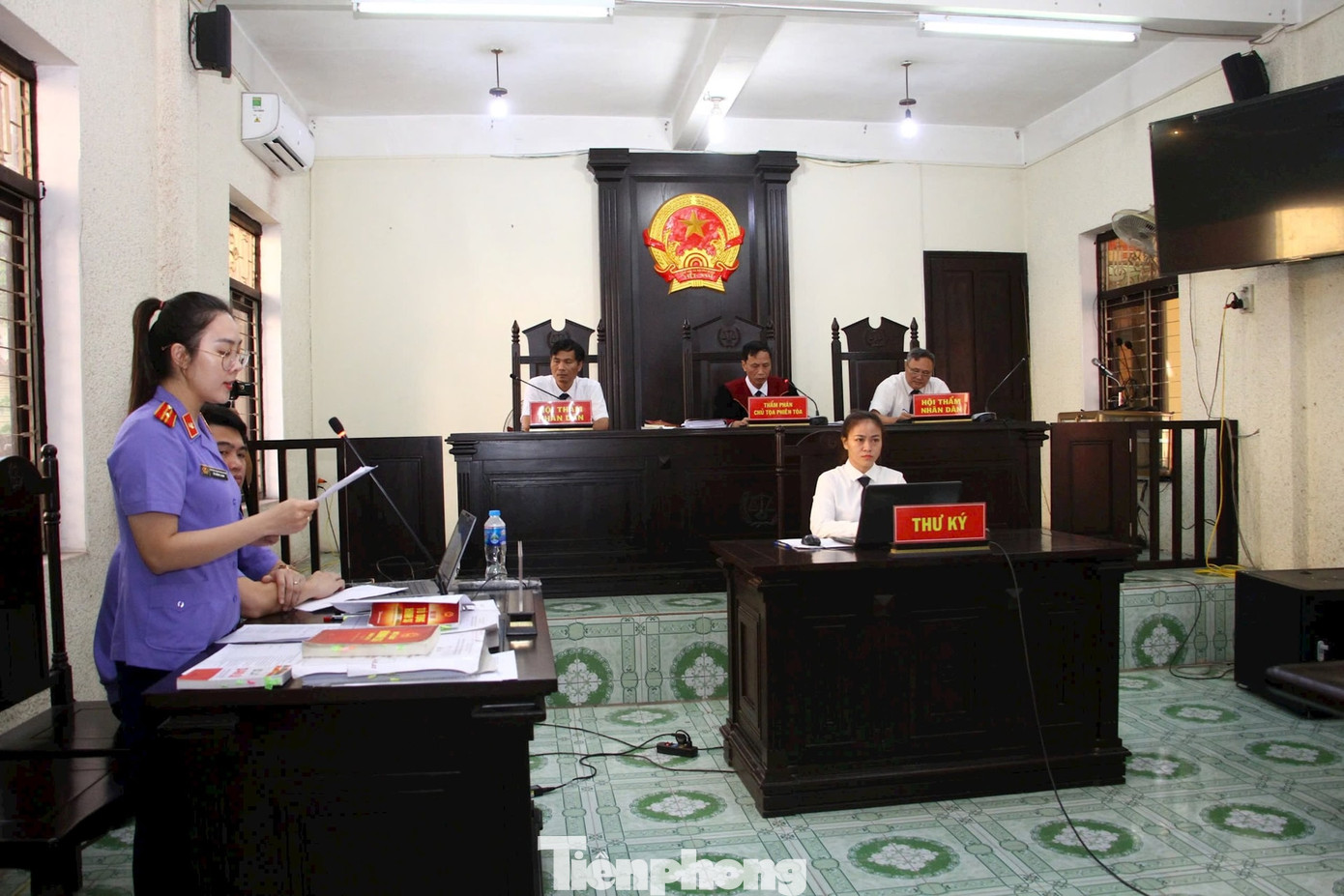 Đại diện Viện Kiểm sát công bố Cáo trạng truy tố Nguyễn Thị Tin về tội "Cưỡng đoạt tài sản" Đại diện Viện Kiểm sát công bố Cáo trạng truy tố Nguyễn Thị Tin về tội "Cưỡng đoạt tài sản"