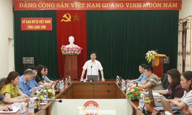 Ông Nguyễn Hoàng Tùng, Chủ tịch Ủy ban MTTQ Việt Nam tỉnh Lạng Sơn (đứng giữa) phát biểu tại Hội nghị tinh gọn bộ máy của Ủy ban MTTQ Việt Nam tỉnh. Ông Nguyễn Hoàng Tùng, Chủ tịch Ủy ban MTTQ Việt Nam tỉnh Lạng Sơn (đứng giữa) phát biểu tại Hội nghị tinh gọn bộ máy của Ủy ban MTTQ Việt Nam tỉnh.