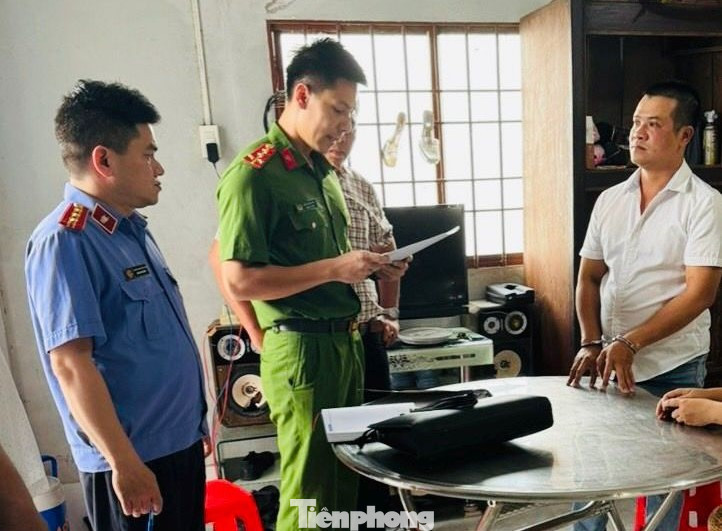 Đối tượng Bùi Văn Tâm (bìa phải) nghe lệnh bắt tạm giam, khởi tố bị can.