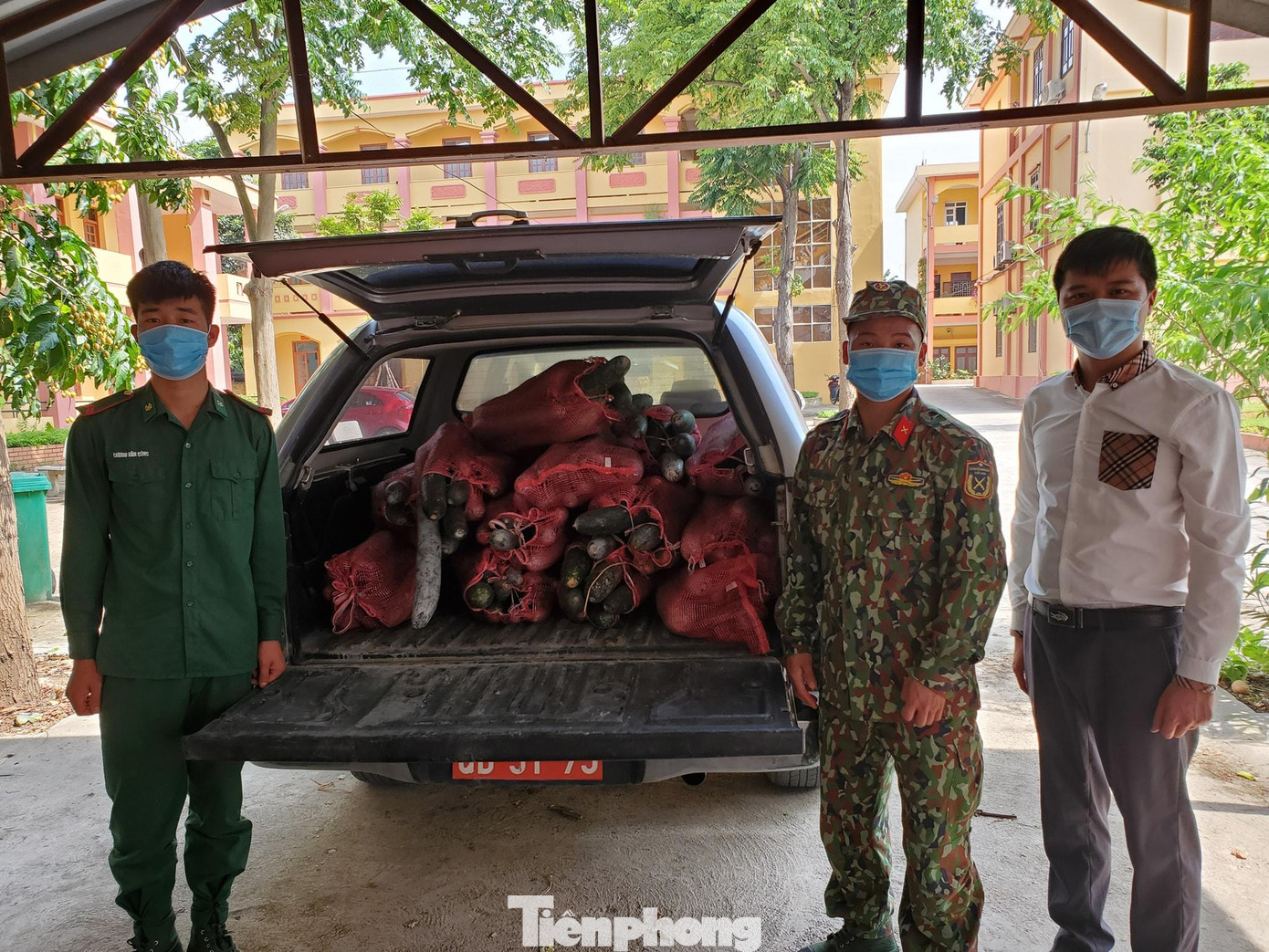 Tuổi trẻ huyện Cao Lộc ủng hộ các tổ công tác trên tuyến biên giới chống dịch COVID-19.