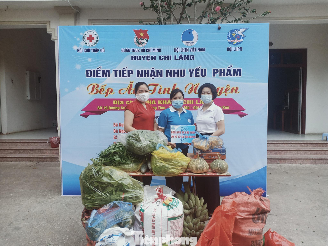 Tiếp nhận ủng hộ của cộng đồng, tuổi trẻ địa phương tổ chức các "bếp ăn 0 đồng" "Bếp ăn thanh niên tình nguyện", tặng các suất ăn cho các điểm chốt, khu cách ly.