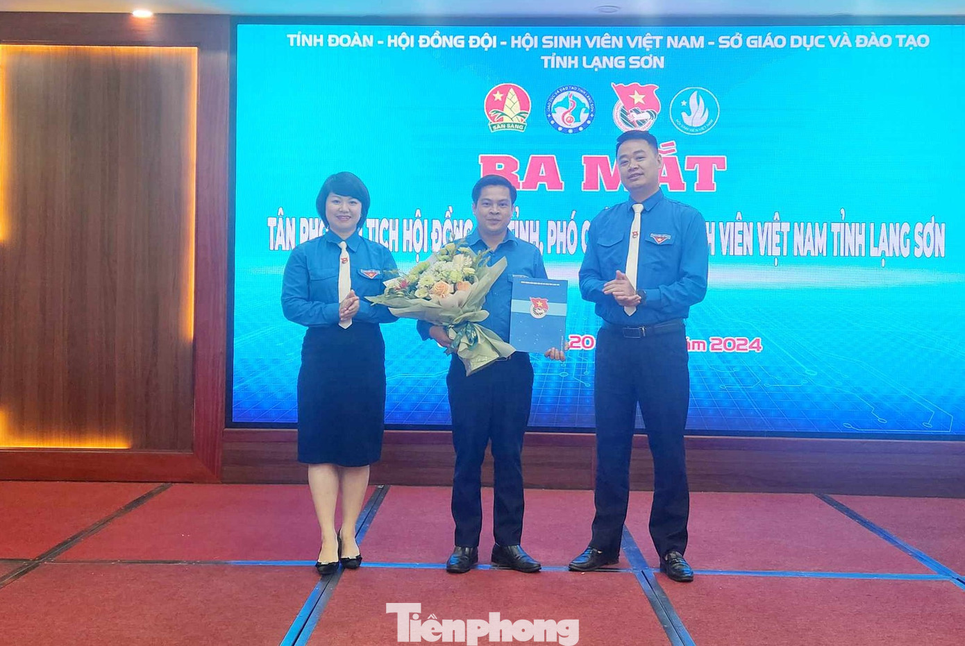 Lãnh đạo Tỉnh Đoàn Lạng Sơn trao Quyết định, hoa chúc mừng anh Lô Văn Toản. Ảnh: Duy Chiến