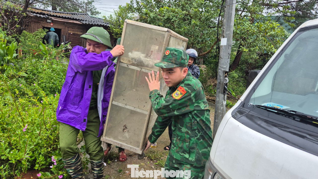 Cán bộ, chiến sĩ Đồn Biên phòng cửa khẩu Chi Ma (huyện Lộc Bình, tỉnh Lạng Sơn) giúp dân di chuyển đồ đạc, tài sản đến nơi an toàn