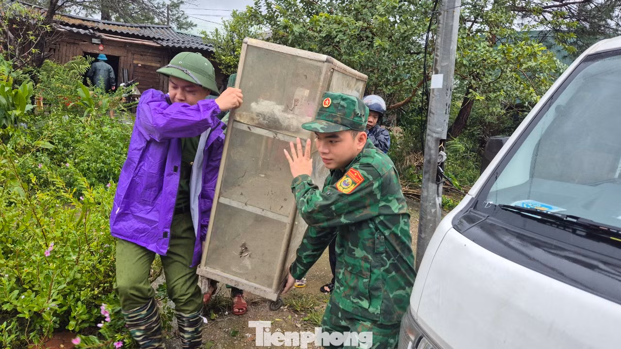 Cán bộ, chiến sĩ Đồn Biên phòng cửa khẩu Chi Ma (huyện Lộc Bình, tỉnh Lạng Sơn) giúp dân di chuyển đồ đạc, tài sản đến nơi an toàn