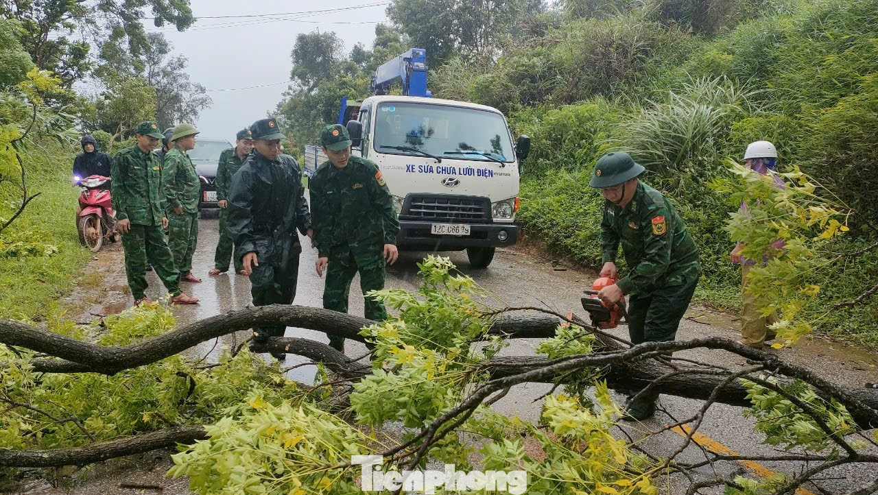 Bộ đội Biên phòng Chi Ma phối hợp với lực lượng chức năng địa phương giải tỏa vật cản trên đường 236 từ huyện Lộc Bình ra cửa khẩu Chi Ma. (Ảnh: Duy Chiến)