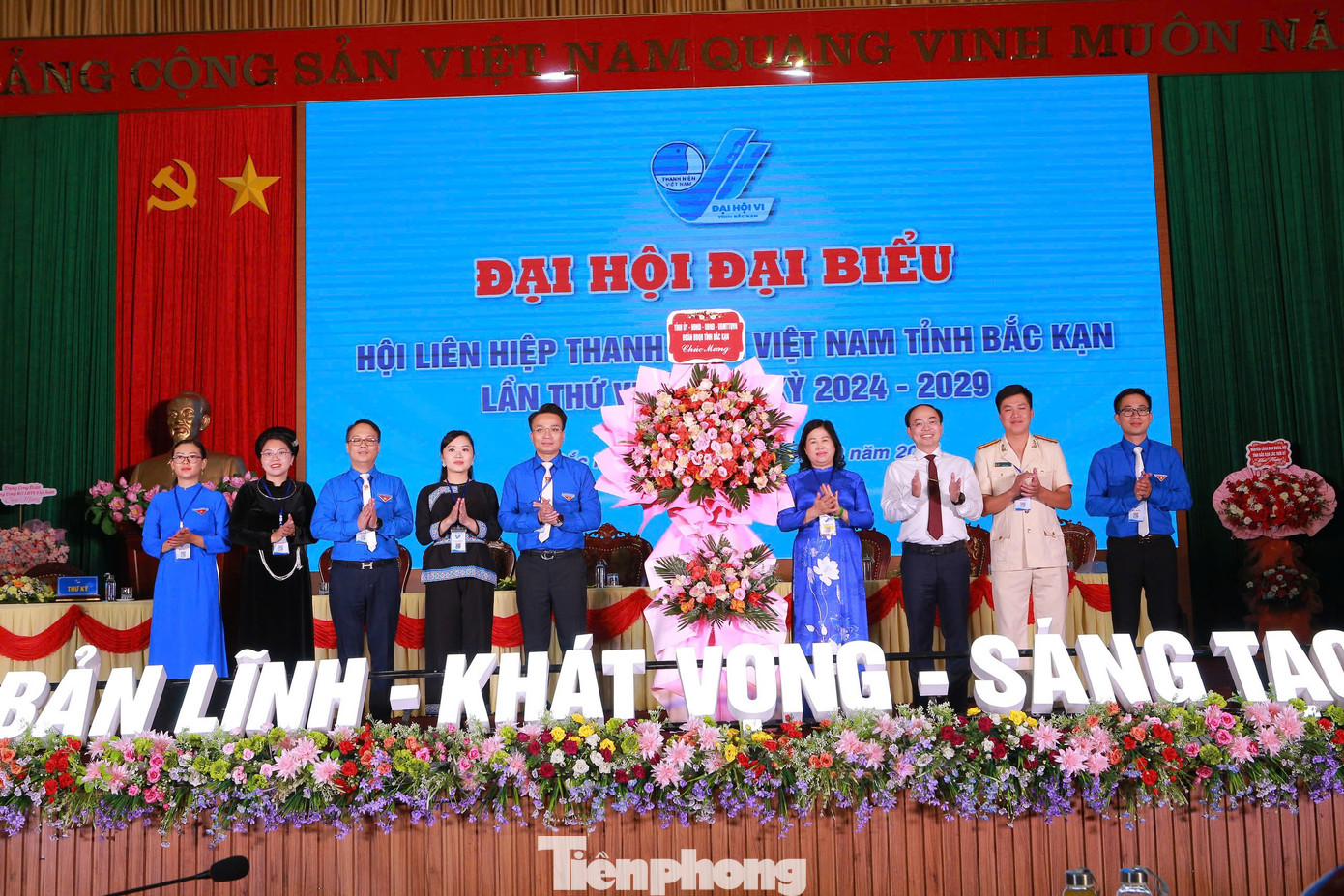 Lãnh đạo tỉnh Bắc Kạn tặng lẵng hoa tươi thắm chúc mừng Đại hội.