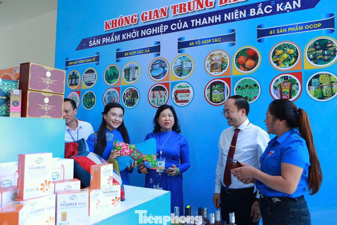 Chị Nguyễn Phạm Duy Trang (bìa trái ngoài cùng)- Bí thư Trung ương Đoàn và các đại biểu tham quan gian hàng khởi nghiệp thanh niên Bắc Kạn.