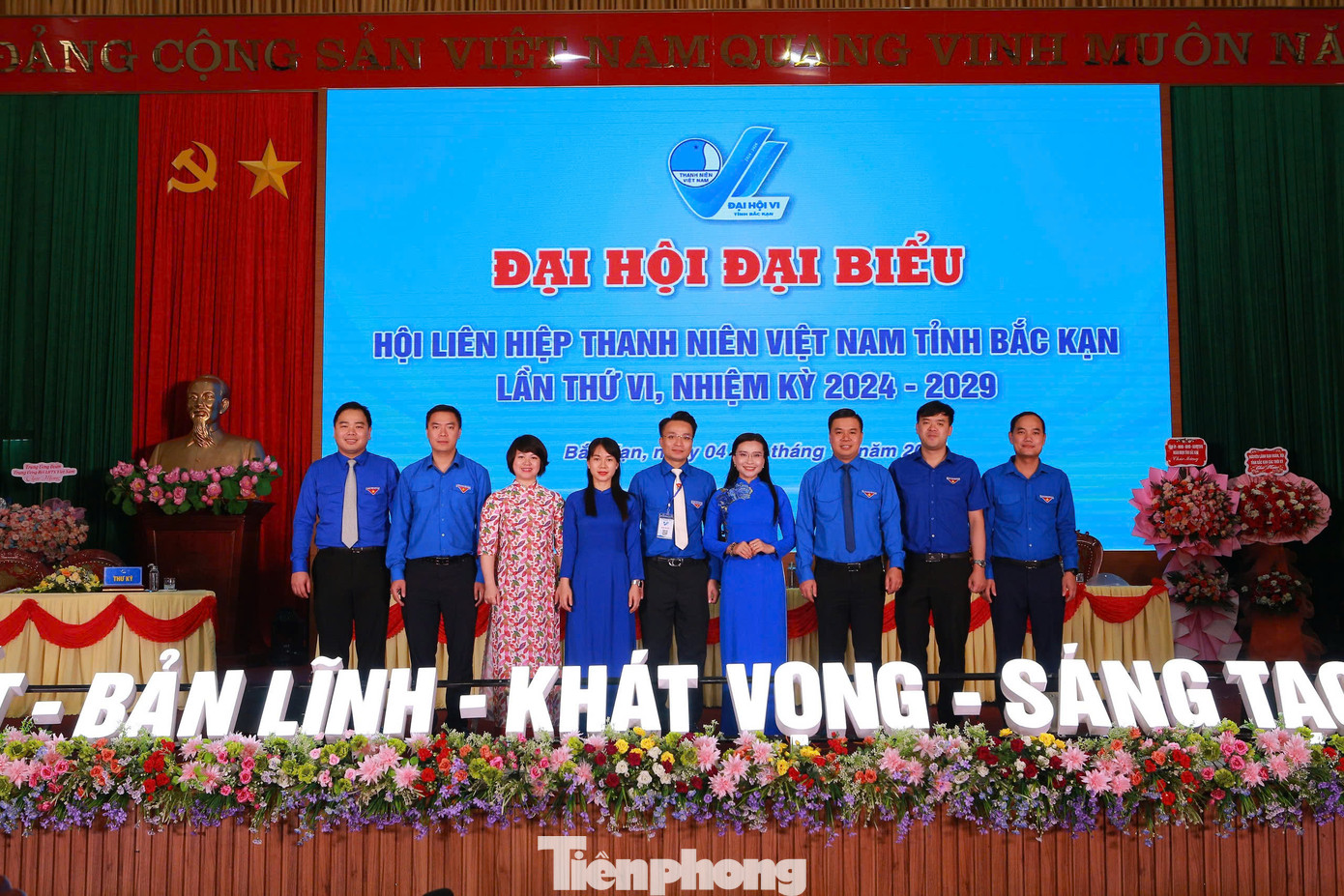 Đại diện lãnh đạo các Tỉnh Đoàn- Hội LHTN các tỉnh miền núi phía Bắc chụp ảnh lưu niệm với Lãnh đạo Trung ương Đoàn.