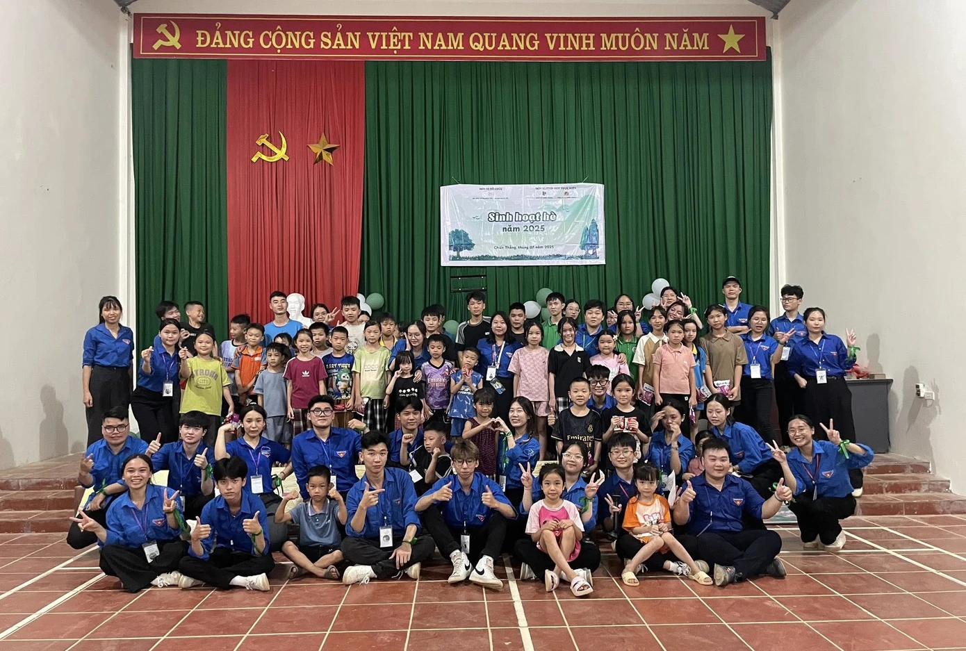 Niềm vui hè của các em nhỏ xứ Lạng khi có "áo xanh tình nguyện" đến từ Hội đồng hương sinh viên Lạng Sơn tại hà Nội.