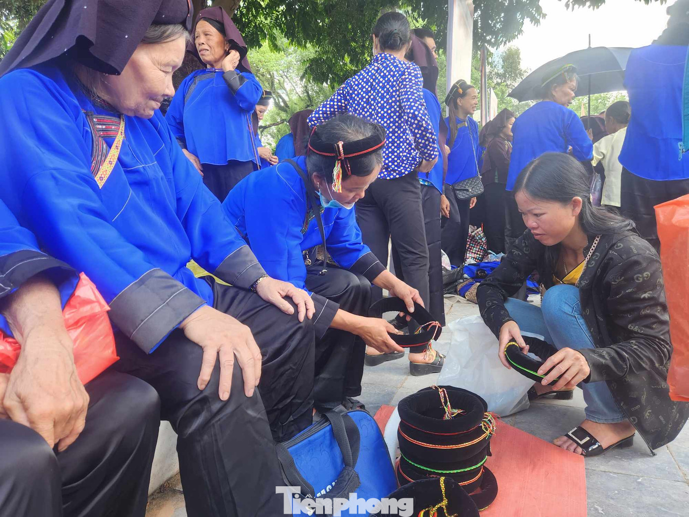 Tại nơi hát, hoạt động mua bán trang phục, thổ cẩm của người Tày, Nùng cũng diễn ra nhộn nhịp. (Ảnh: Duy Chiến)