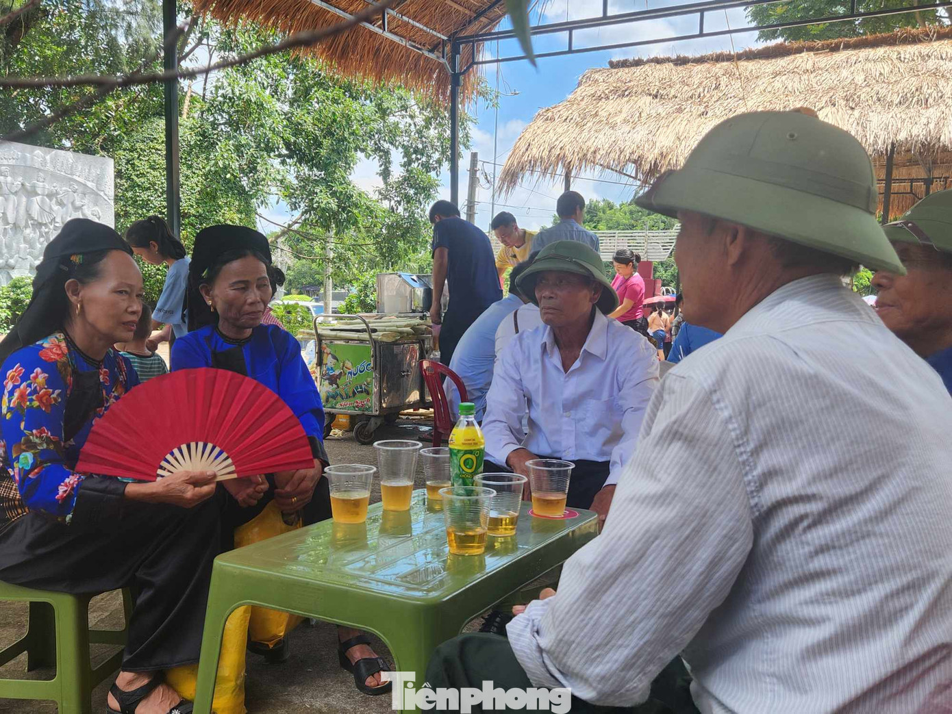 Chỉ cần một cốc nước là các đôi nam, nữ người Tày, Nùng hát giao duyên từ sáng đến tối. (Ảnh: Duy Chiến)