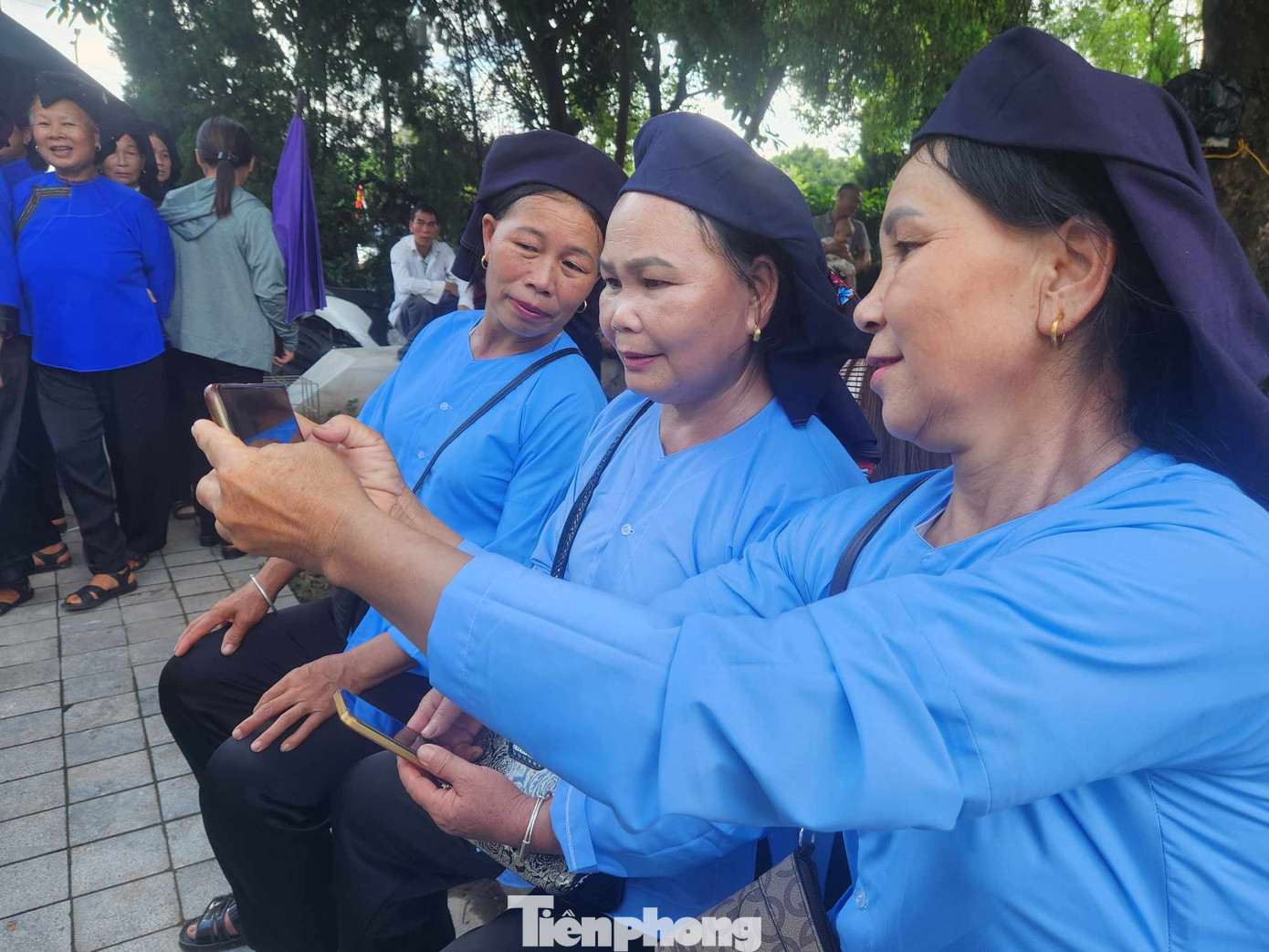 Trang điểm, sửa sang mái tóc để đến gặp bạn. (Ảnh: Duy Chiến)