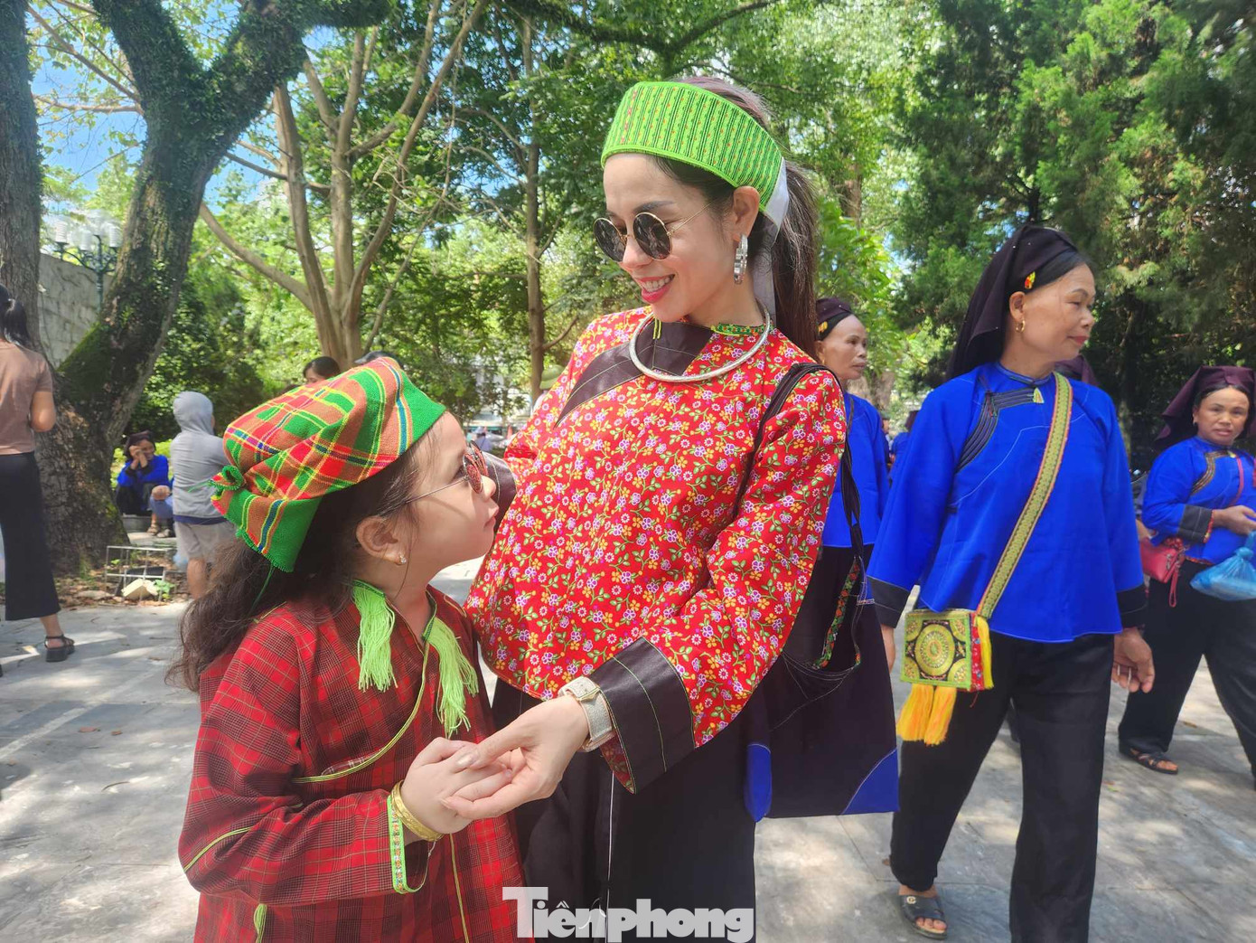 Nhiều người mang theo con cháu đến điểm hẹn. (Ảnh: Duy Chiến)