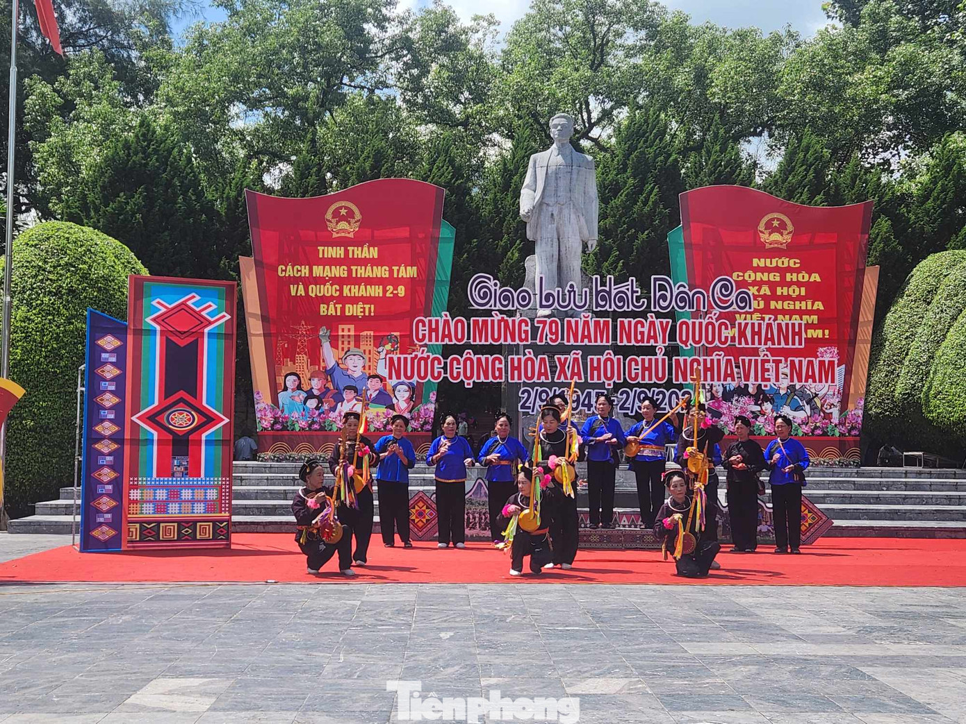 Giao lưu hát dân ca mừng ngày 2/9 tại tượng đài Hoàng Văn Thụ.