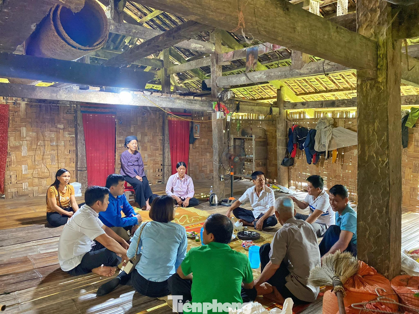 Do hoàn cảnh khó khăn, nhiều năm nay, bà cháu em Lăng Trí Tám ở trong ngôi nhà sàn đã xuống cấp, dột nát -Ảnh: Duy Chiến