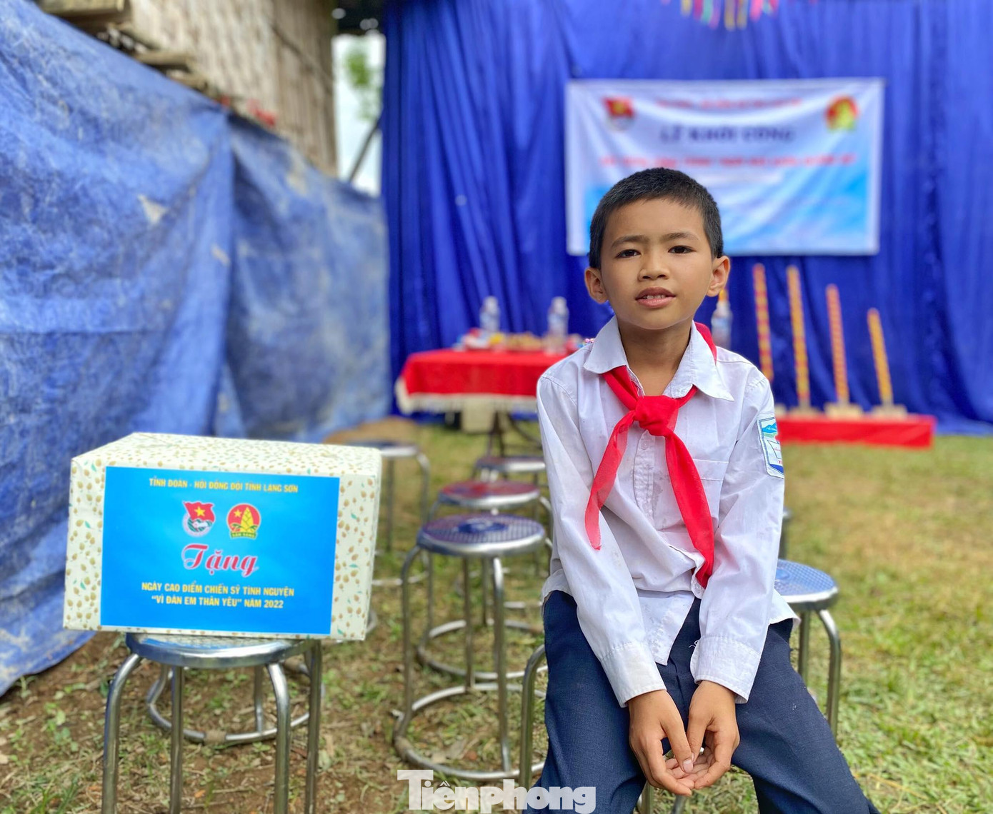 Em Lương Trí Tám vui mừng nhận những phần quà có ý nghĩa từ các cấp chính quyền và tuổi trẻ địa phương -Ảnh: Duy Chiến