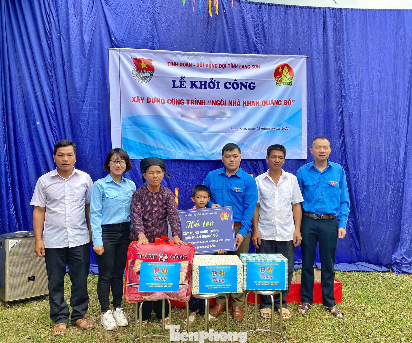 Tỉnh Đoàn và các cơ quan ban ngành tặng quà mừng gia đình em Tám có ngôi nhà mới -Ảnh: Duy Chiến