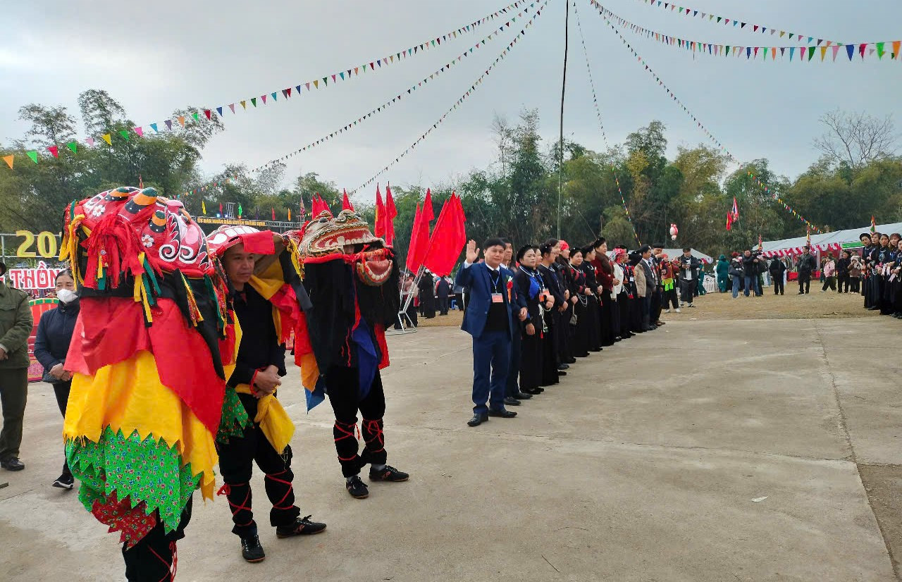 Lễ hội Bủng Kham sáng 9/2 thu hút hàng nghìn lượt người tham dự. Tại đây, dù là khách lạ cũng được đồng bào các dân tộc huyện Tràng Định chào đón, mời ăn đặc sản, nhấp chén rượu xuân, cầu chúc năm mới sung túc, mạnh khỏe, hanh thông... Lễ hội Bủng Kham sáng 9/2 thu hút hàng nghìn lượt người tham dự. Tại đây, dù là khách lạ cũng được đồng bào các dân tộc huyện Tràng Định chào đón, mời ăn đặc sản, nhấp chén rượu xuân, cầu chúc năm mới sung túc, mạnh khỏe, hanh thông...