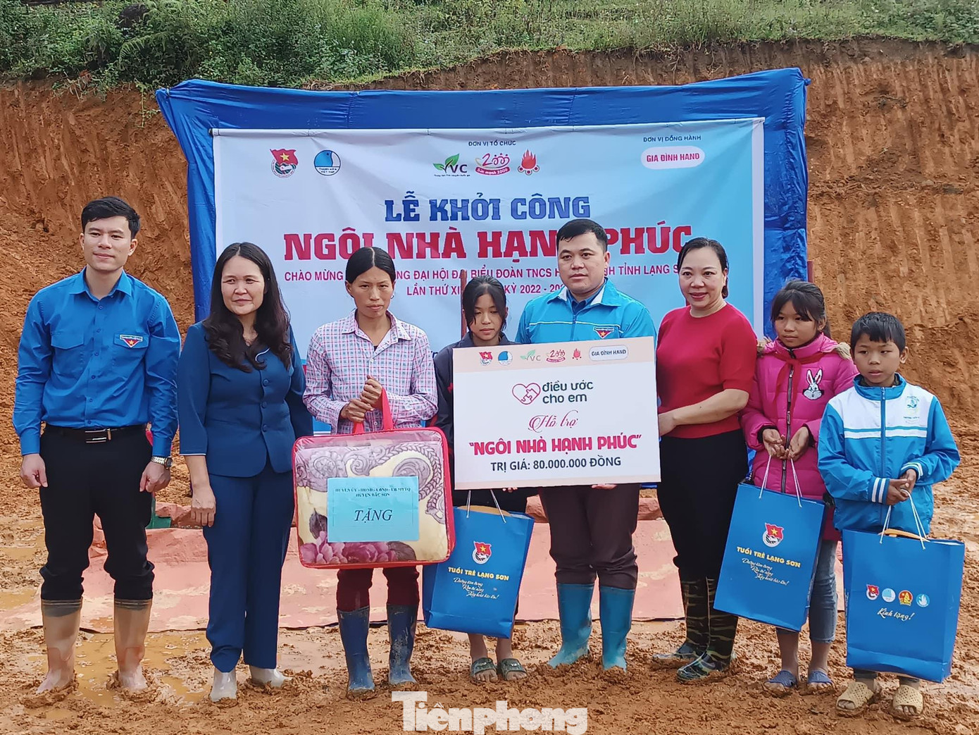 Tỉnh Đoàn- Hội LHNT Việt Nam tỉnh Lạng Sơn và cấp ủy, chính quyền địa phương tặng quà hỗ trợ gia đình em Thơm - Ảnh: Duy Chiến Tỉnh Đoàn- Hội LHNT Việt Nam tỉnh Lạng Sơn và cấp ủy, chính quyền địa phương tặng quà hỗ trợ gia đình em Thơm - Ảnh: Duy Chiến